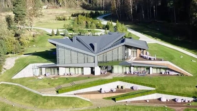 One of the three main buildings on the estate attributed to Putin is said to contain a 200 square meter dining room. (Bild: Dossier Center)