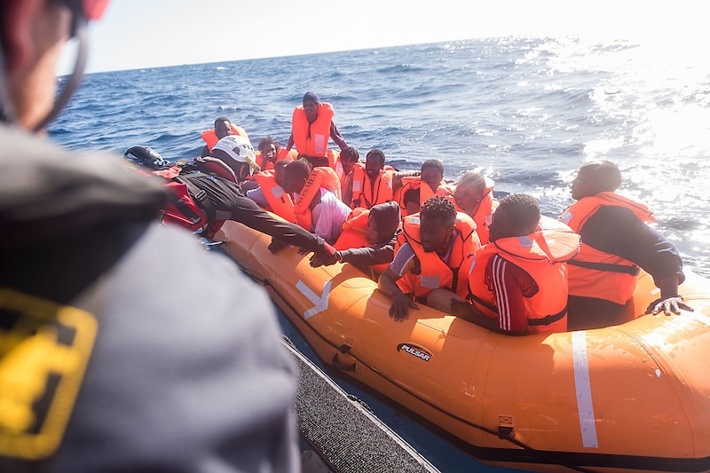 Viele Migranten aus Afrika nehmen die gefährliche Reise über das Mittelmeer auf sich. (Bild: Laurin Schmid/dpa Picture Alliance/picturedesk.com)