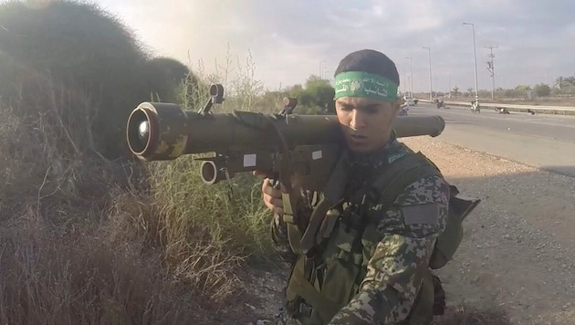 Testkamerás felvétel egy Hamász harcosról az Izrael elleni támadás során 2023. október 7-én. (Bild: ASSOCIATED PRESS)