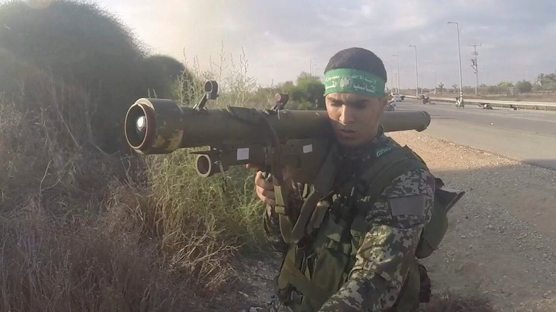 Ein Hamas-Kämpfer vom 7. Oktober 2023 (Bild: ASSOCIATED PRESS)