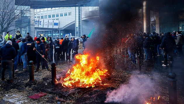 Çiftçinin ruhu kaynıyor, Brüksel yanıyor. (Bild: AP)