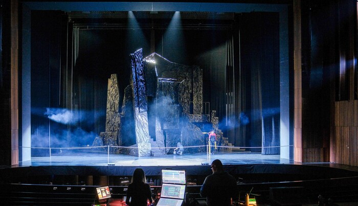Das Bühnenbild wird im Musiktheater aufgebaut.