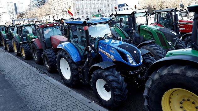 A farmers' protest with tractors (Bild: APA/AFP/Sameer Al-Doumy)