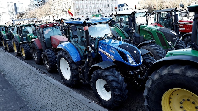 Ein Bauernprotest mit Traktoren (Bild: APA/AFP/Sameer Al-Doumy)