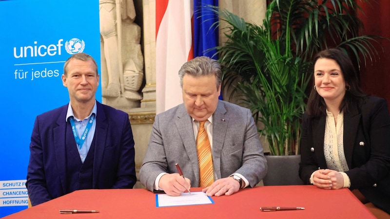 Unicef-Österreich-Geschäftsführer Christoph Jünger, Bürgermeister Michael Ludwig und Gemeinderätin Dolores Bakos, die den erkrankten Vizebürgermeister Christoph Wiederkehr vertrat (Bild: Peter Tomschi)