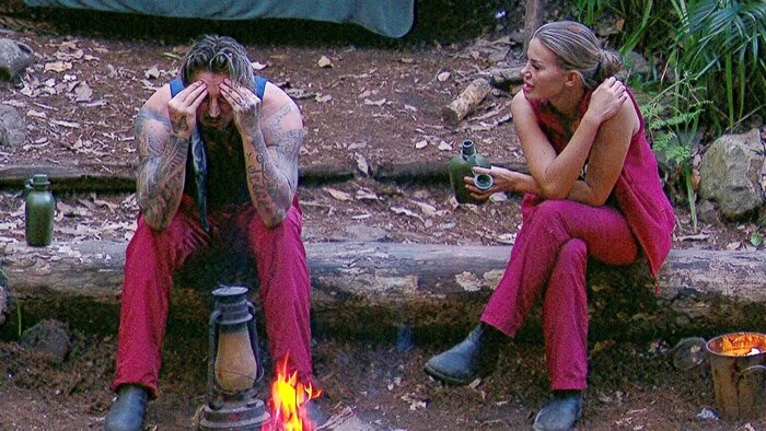 Mike hält Kims Annäherungsversuche nicht mehr aus.