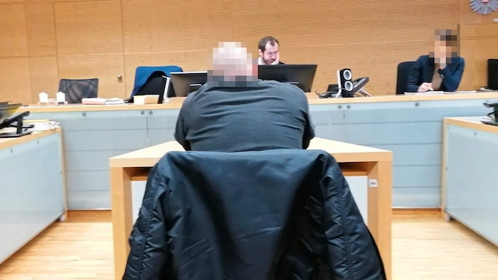 Der Angeklagte vor Gericht.