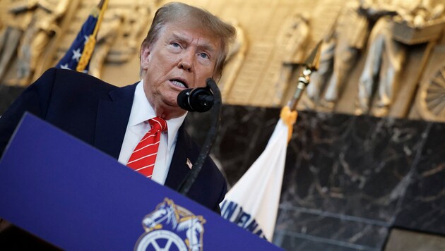 Donald Trump chciał odeprzeć zarzuty, że uczestniczył w seks imprezach w Rosji. (Bild: APA/Getty Images via AFP/GETTY IMAGES/CHIP SOMODEVILLA)