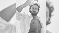 Aaron Taylor-Johnson gilt als heißer Bond-Favorit. Worauf sich die Fans freuen können, sollte er die Nachfolge von Daniel Craig antreten, das zeigt er jetzt in der Werbung für einen Herrenduft. (Bild: Armani beauty)