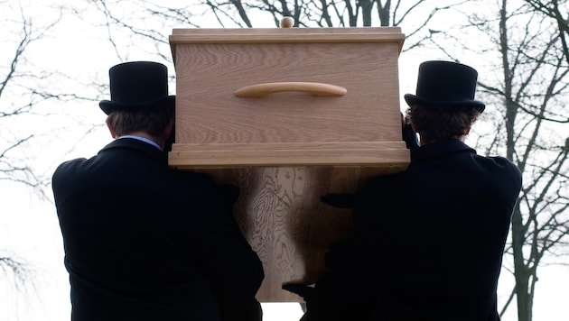 Only 36 percent of employees in funeral homes are female - and hardly any women do "field services". (Bild: stock.adobe.com - ROBERT HOETINK)