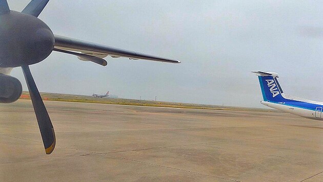 Az ANA két repülőgépe az Oszaka-Itami nemzetközi repülőtéren ütközött össze. (Bild: Screenshot/Twitter.com/FL360aero)
