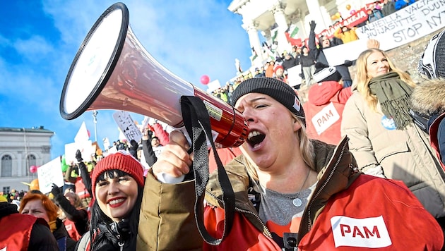 Strajkujący pracownicy w Helsinkach (Bild: EPA)