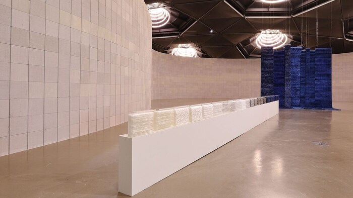 Krammers Maulbeerpapier-Streifen im Dialog mit Sol LeWitts Wand