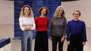 Die Kuratorinnen Alexandra Trost und Katrin Bucher Trantow mit Künstlerin Renate Krammer und Kunsthaus-Chefin Andreja Hribernik (Bild: UMJ/J. J. Kucek)