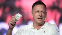 Palantir-Gründer Peter Thiel mit Geldscheinen auf einer Bitcoin-Konferenz 2022