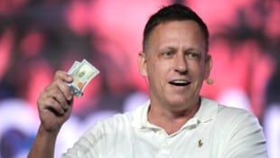Palantir-Gründer Peter Thiel mit Geldscheinen auf einer Bitcoin-Konferenz 2022
