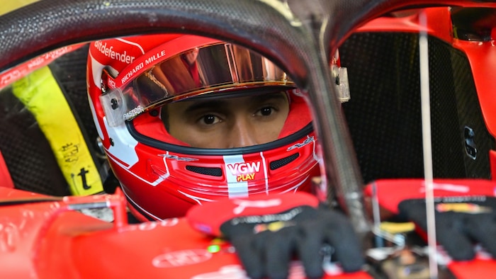 Lewis Hamilton wird im Ferrari Platz nehmen (Montage).