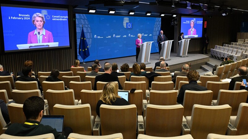 Von der Leyen und Michel hielten eine gemeinsame Pressekonferenz ab. (Bild: APA/AFP/JOHN THYS)