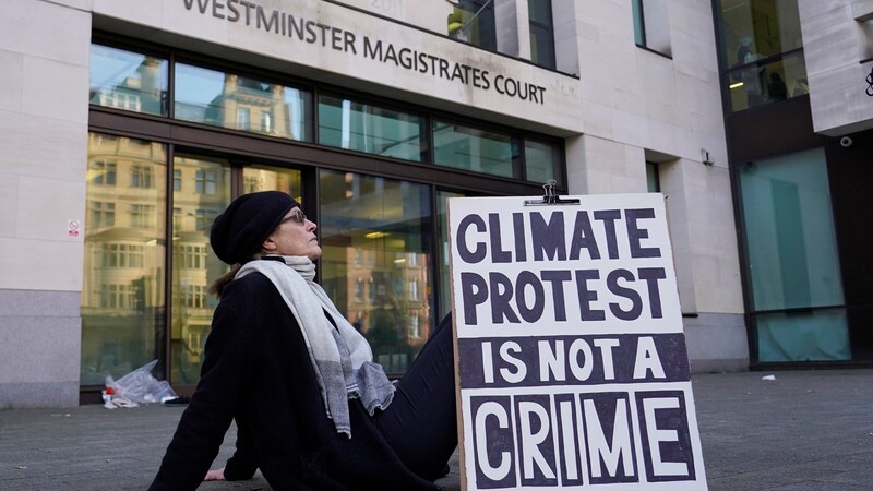 Vor dem Gerichtsgebäude demonstrierten am mehrere Umweltaktivisten. (Bild: AP)