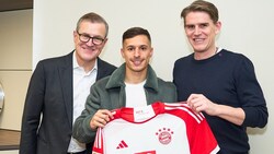 Christoph Freund (r.) präsentiert Bayern-Neuzugang Bryan Zaragoza. (Bild: FC Bayern)