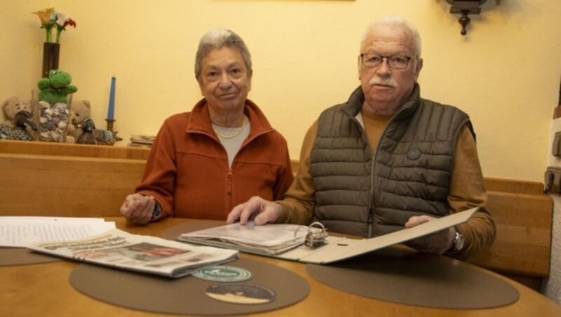 Renate und Norbert Karl zeigen den Ordner mit der Korrespondenz mit der Salzburger GSWB. Von ihr - dem Wohnungseigentümer - gab es auf „Krone“-Anfrage gestern übrigens keine Antwort. (Bild: Tschepp Markus)