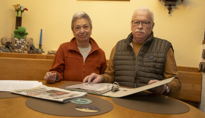 Renate und Norbert Karl zeigen den Ordner mit der Korrespondenz mit der Salzburger GSWB. Von ihr ...