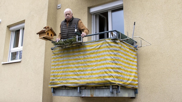 For years, the Salzburg housing cooperative GSWB has shown only limited interest in renovating Mr. Karl's balcony in Gnigl (Bild: Tschepp Markus)