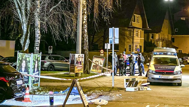 A crime scene cordoned off with police tape, surrounded by election posters in Schießstattstraße: this is where the suspected murder took place. (Bild: Tschepp Markus)