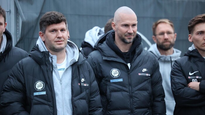 Sportchef Schicker und Coach Ilzer lauschten der Fan-Ansprache. 