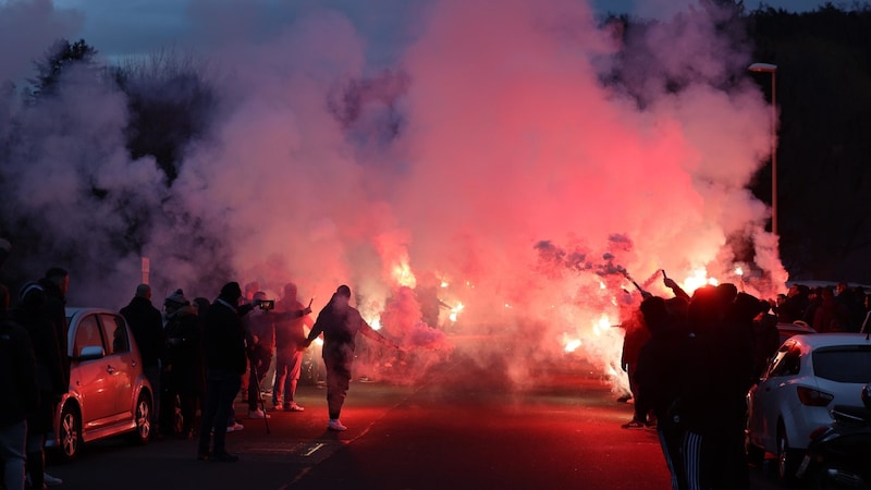 Feuriger Empfang für den Sturm-Bus. (Bild: GEPA pictures)