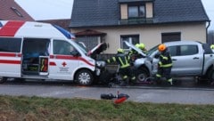 Beim Frontalunfall zwischen Bad Hall und Rohr im Kremstal wurden zwei Sanis und ein Autoinsasse verletzt (Bild: laumat.at)