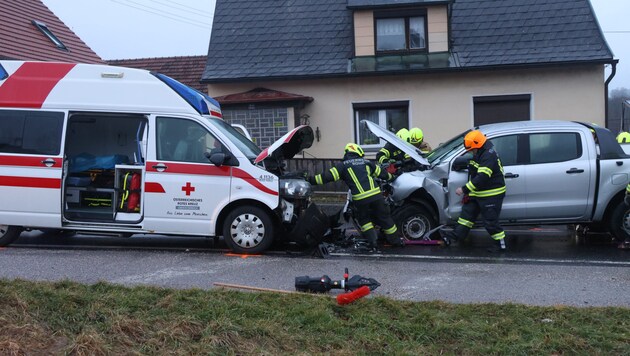 A Bad Hall és Rohr im Kremstal között történt frontális balesetben két mentős és egy autó utas megsérült. (Bild: laumat.at)