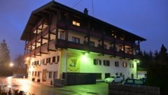 Im Tirolerhof in St. Georgen im Attergau war die Leiche des 42-jährigen Polen gefunden worden (Bild: Manfred Fesl)