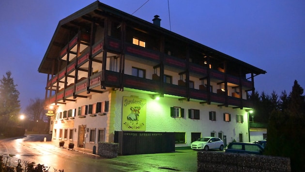 Im Tirolerhof in St. Georgen im Attergau war die Leiche des 42-jährigen Polen gefunden worden (Bild: Manfred Fesl)
