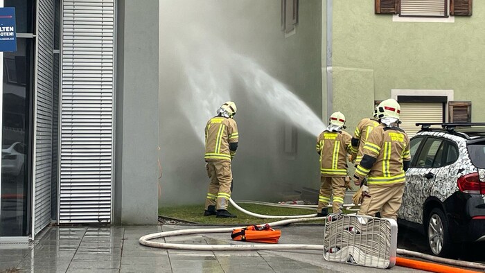 33 Feuerwehrleute standen bei der Brandbekämpfung im Einsatz.