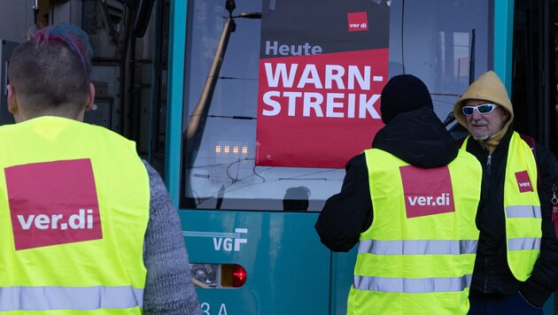 Związkowcy Verdi podczas strajku wiosną 2023 r. (Bild: AFP)