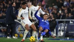 Jude Bellingham (li.) duellierte sich mit Mason Greenwood (re.) (Bild: APA/AFP/Pierre-Philippe MARCOU)