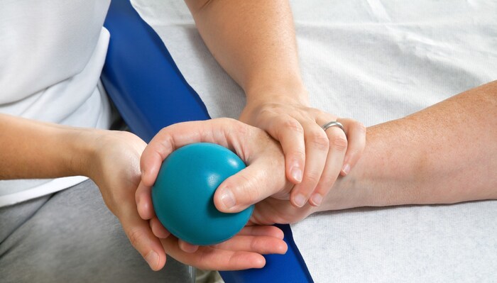 Der Patient bekommt auch einen Trainingsplan für zuhause mit.