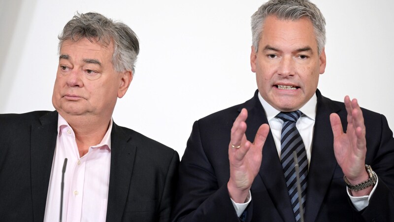 Vizekanzler Werner Kogler (li.) und Kanzler Karl Nehammer haben sich nicht mehr viel zu sagen. (Bild: APA/ROLAND SCHLAGER)