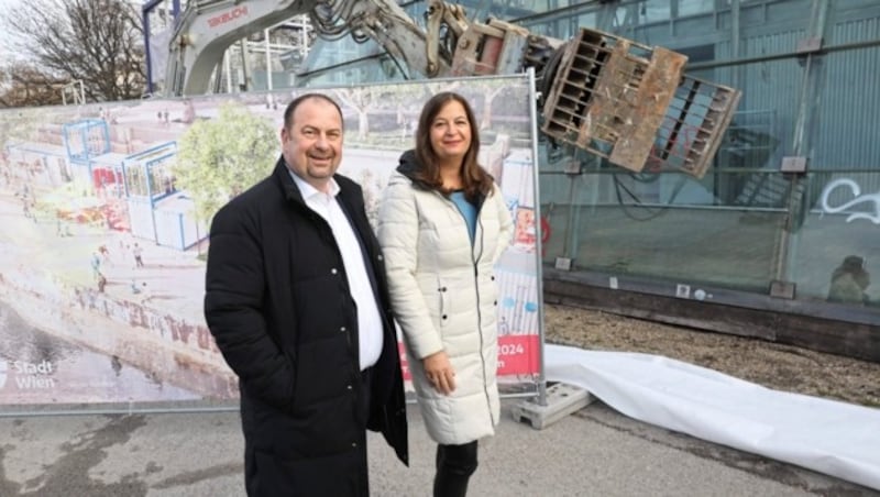 Planungsstadträtin Ulli Sima und Bezirksvorsteher Alexander Nikolai (SPÖ) waren beim Abriss dabei. (Bild: Jöchl)