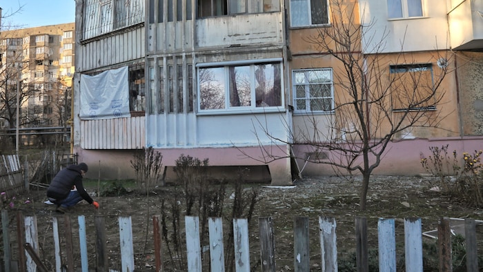 Ein beschädigtes Wohnhaus in der Region Cherson