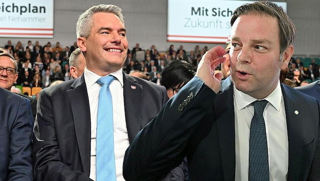 Markus Abwerzger (jobbra) tiroli FPÖ-vezető Karl Nehammer kijelentéseit "nem tartja méltónak" egy szövetségi kancellárhoz. (Bild: APA/ROLAND SCHLAGER, APA/HELMUT FOHRINGER, Krone KREATIV)