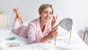 Machen Sie Ihr Bett zur Schönheitsoase! (Bild: Prostock-studio/stock.adobe.com)