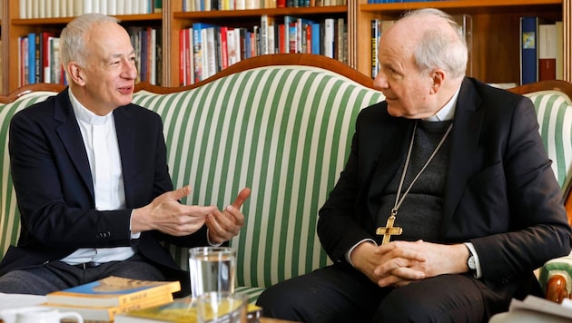 Christoph Schönborn bíboros és Michael Landau Caritas-elnök Christoph Budin interjújában. (Bild: Klemens Groh)