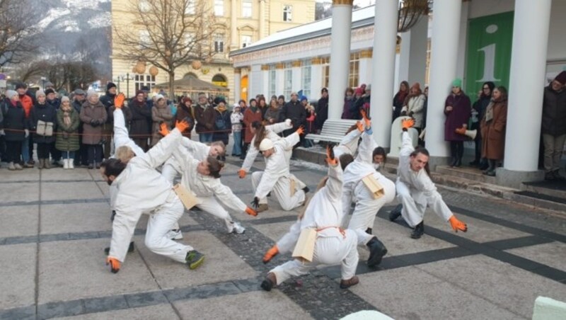 Die Perfomancekünstler interpretieren den Glöcklerlauf neu. (Bild: krone.tv)