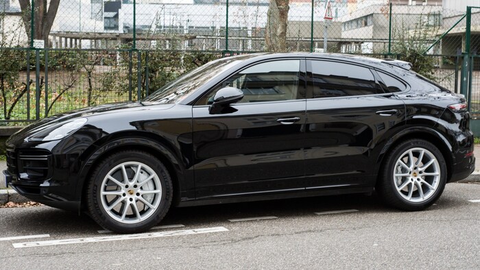 Mit einem Porsche Cayenne (Symbolbild) raste der Bursche durch die Stadt.