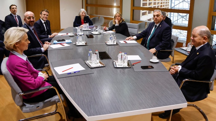 EU-Kommissionspräsidentin Ursula von der Leyen, Ratspräsident Charles Michel, Frankreichs ...