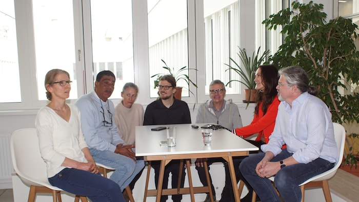 Prof. Bugnyar (right) answered questions from Tiercke department head Maggie Entenfellner ...