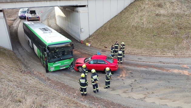 Kierowca samochodu został ranny w nieokreślonym stopniu w wyniku kolizji. (Bild: Freiwillige Feuerwehr St. Michael)