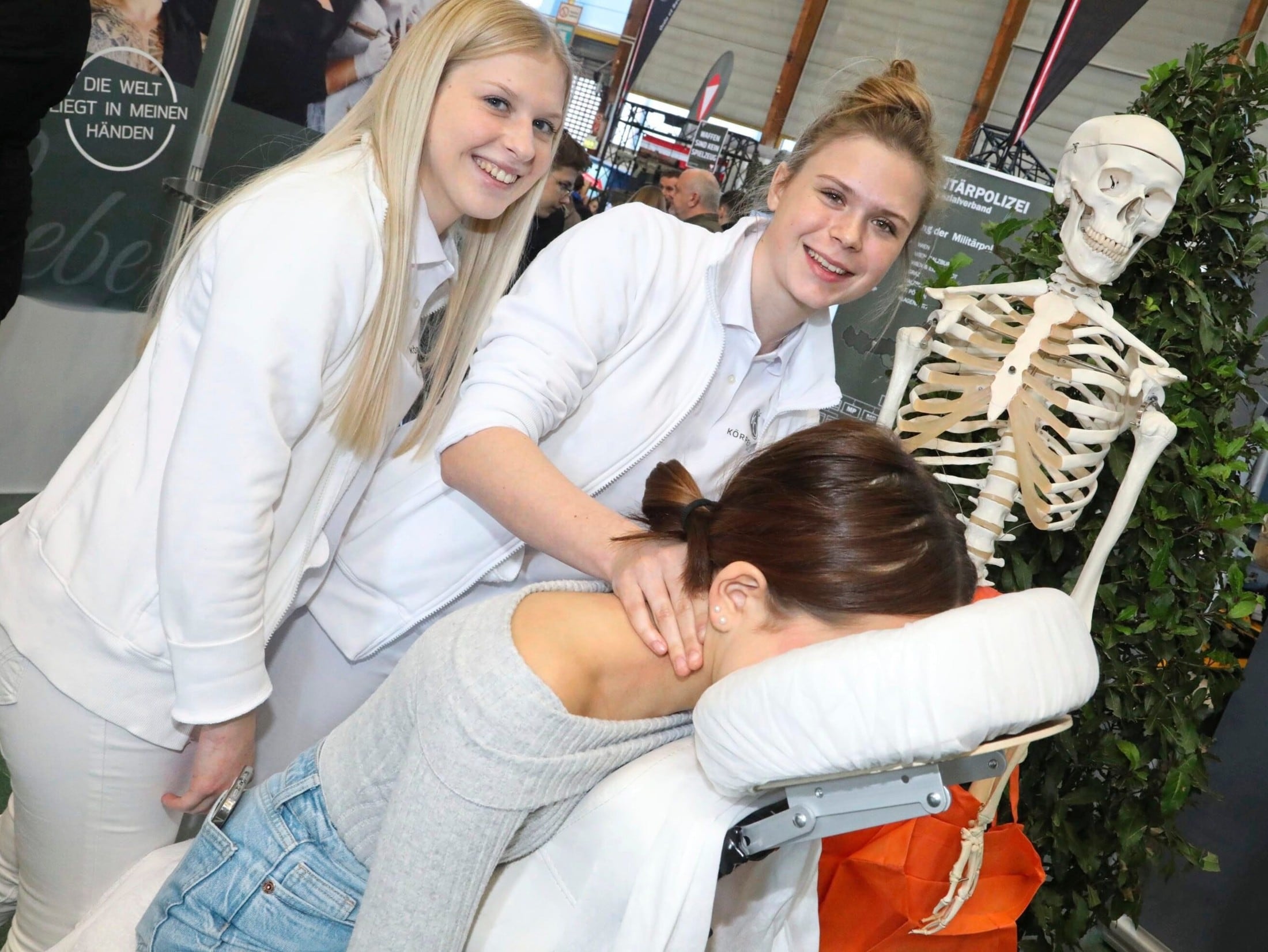 Gewerbliche Maseurinnen in Ausbildung.